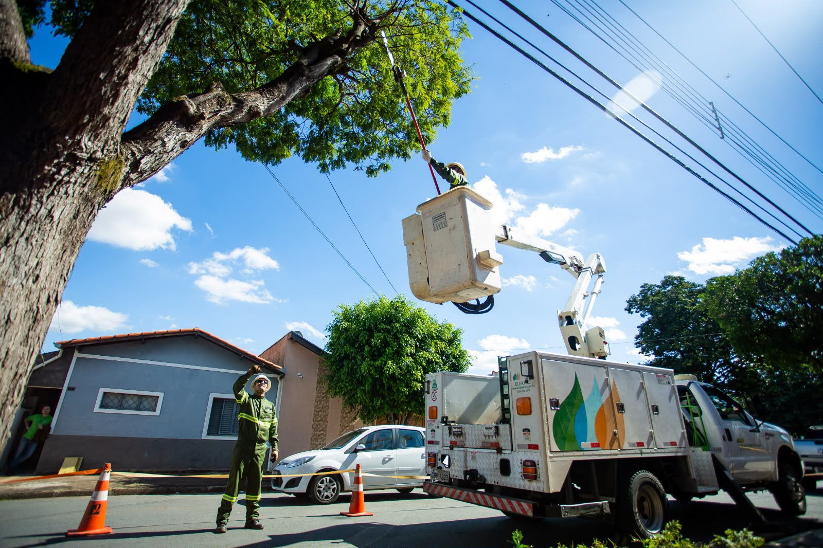 Neoenergia mobiliza mais de 30 equipes no Núcleo Bandeirante em mutirão de serviços para reforçar rede elétrica antes do período chuvoso